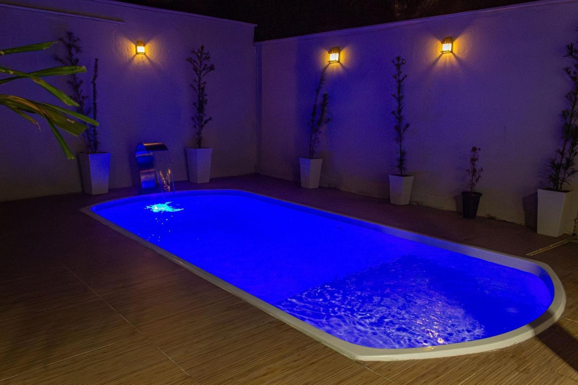 Casa de Férias Casa Privativa De 3 Quartos Com Piscina Com Aquecimento Solar A 800m Praias De Taperapuan, Ar Condicionado, Wifi 110mbps, Churrasqueira, Garagem 02 Carros Porto Seguro