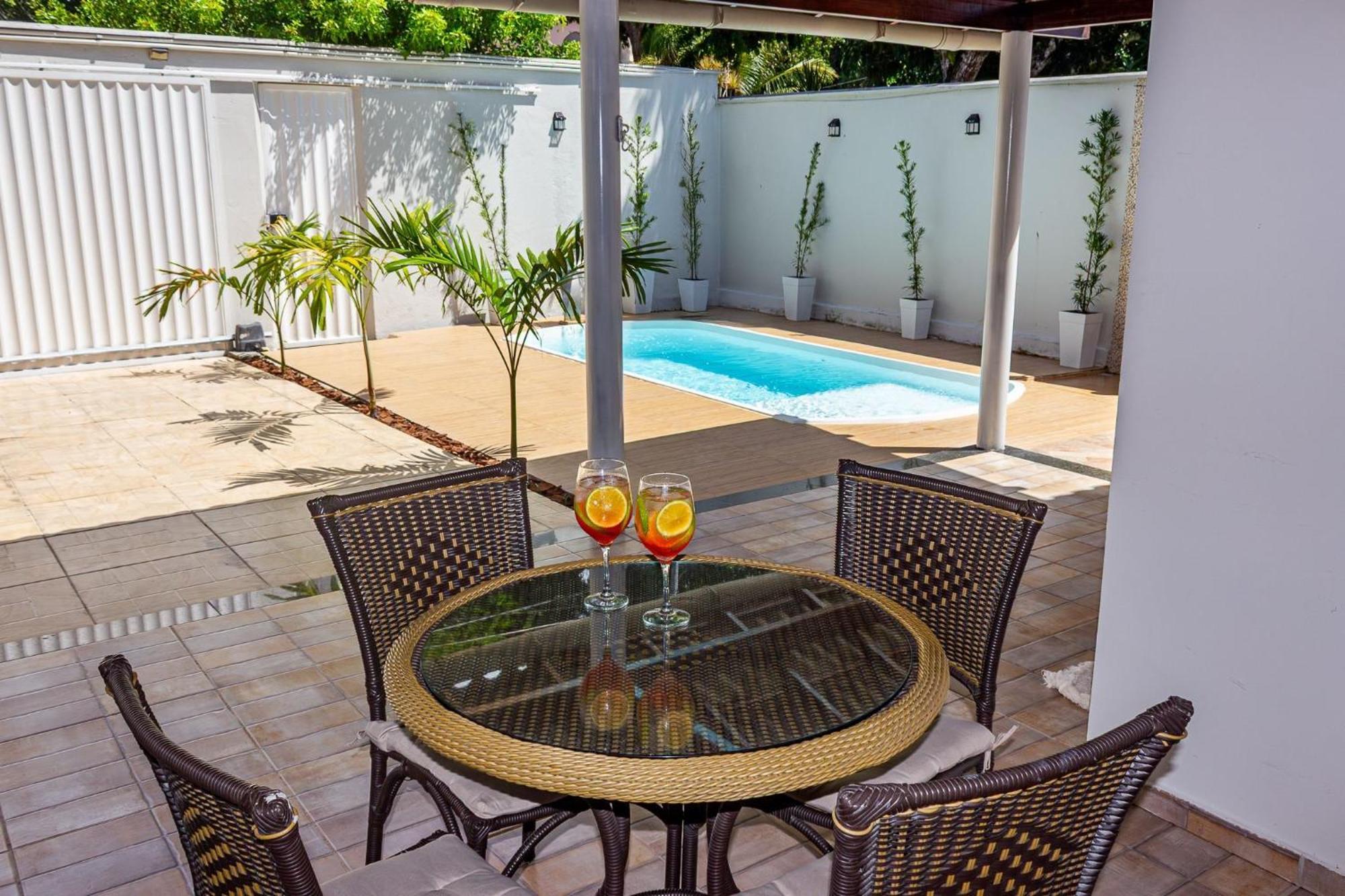 Casa de Férias Casa Privativa De 3 Quartos Com Piscina Com Aquecimento Solar A 800m Praias De Taperapuan, Ar Condicionado, Wifi 110mbps, Churrasqueira, Garagem 02 Carros Porto Seguro