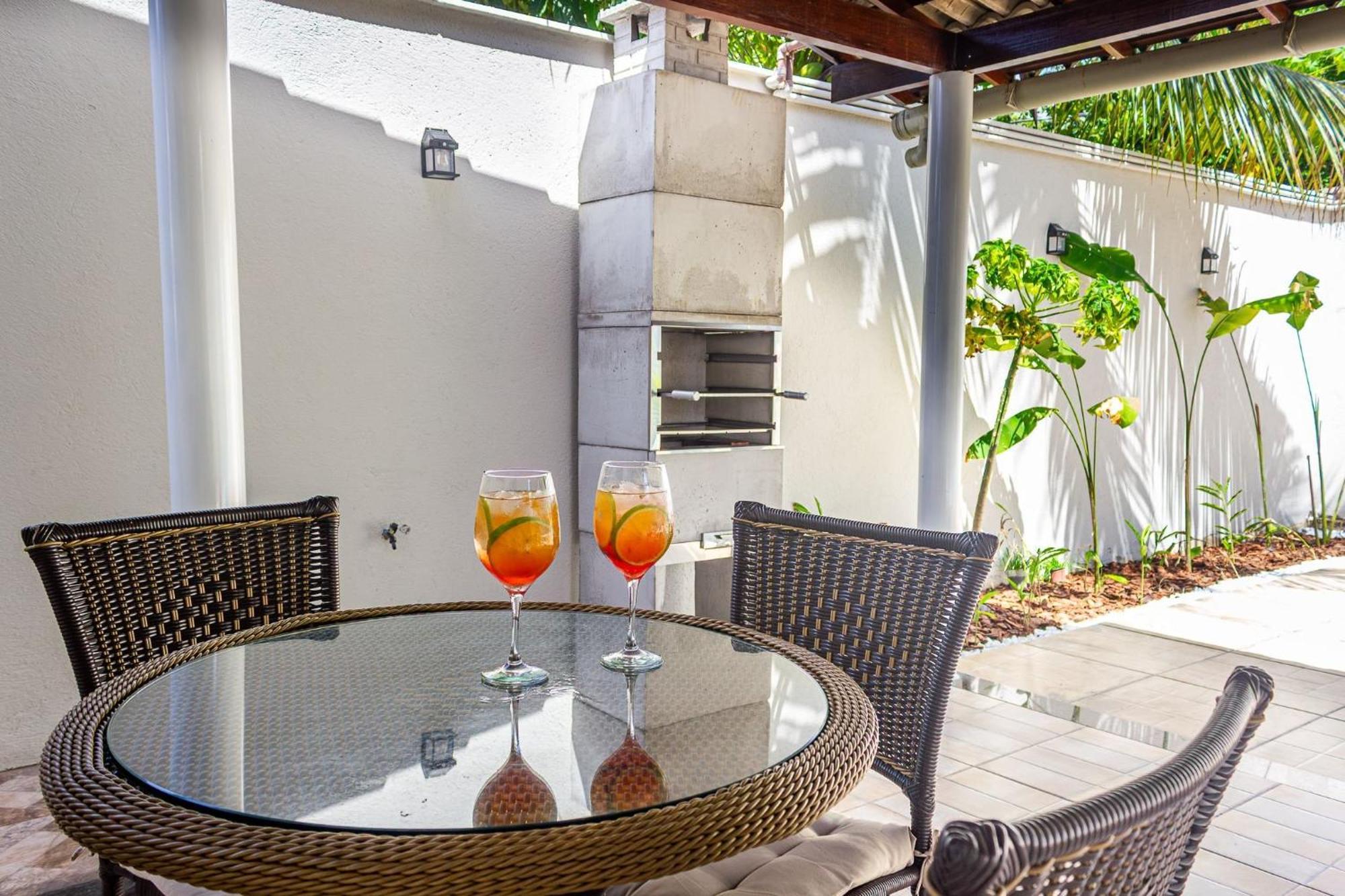Casa Privativa De 3 Quartos Com Piscina Com Aquecimento Solar A 800m Praias De Taperapuan, Ar Condicionado, Wifi 110mbps, Churrasqueira, Garagem 02 Carros *