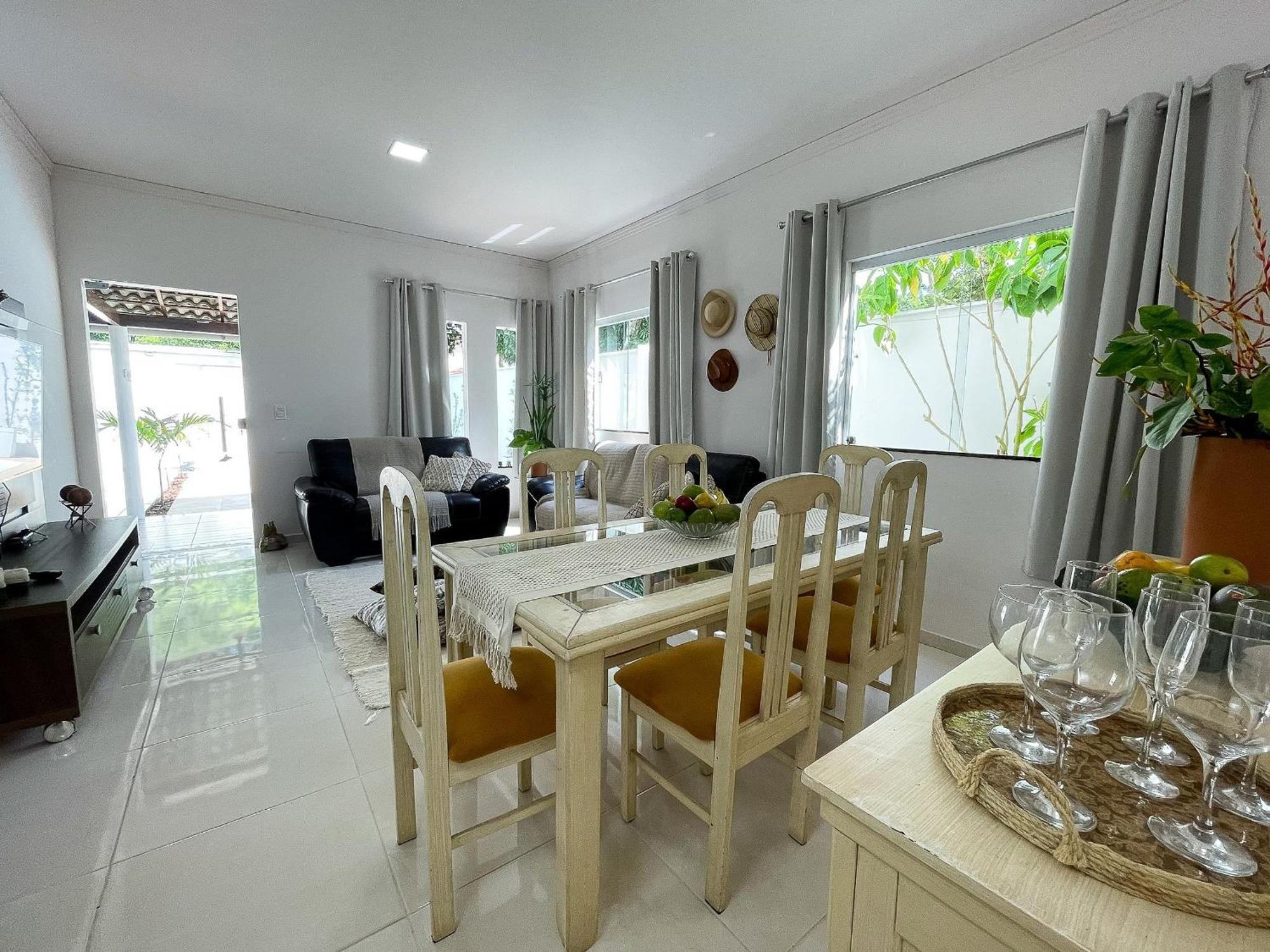 Casa de Férias Casa Privativa De 3 Quartos Com Piscina Com Aquecimento Solar A 800m Praias De Taperapuan, Ar Condicionado, Wifi 110mbps, Churrasqueira, Garagem 02 Carros *